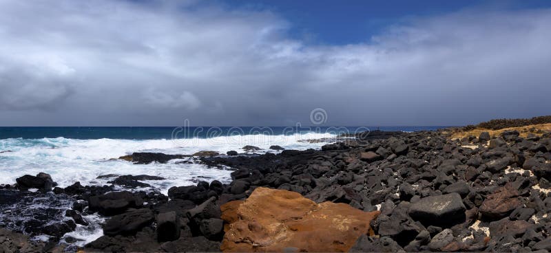 Rocas Anaranjadas Y Negras En Orilla Del Oceano Imagen De Archivo Imagen De Anaranjadas Rocas 28797435