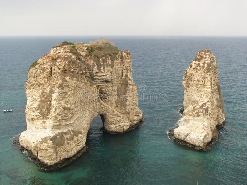 Rocas de la paloma en Beirut, Líbano imagen de archivo libre de regalías Rocas de la paloma en Beirut, Líbano imagen de archivo libre de regalías