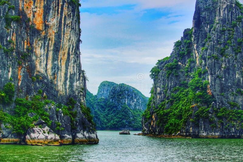 Rocas de la piedra caliza de la bahía de Halong - Vietnam foto de archivo libre de regalías Rocas de la piedra caliza de la bahía de Halong - Vietnam foto de archivo libre de regalías