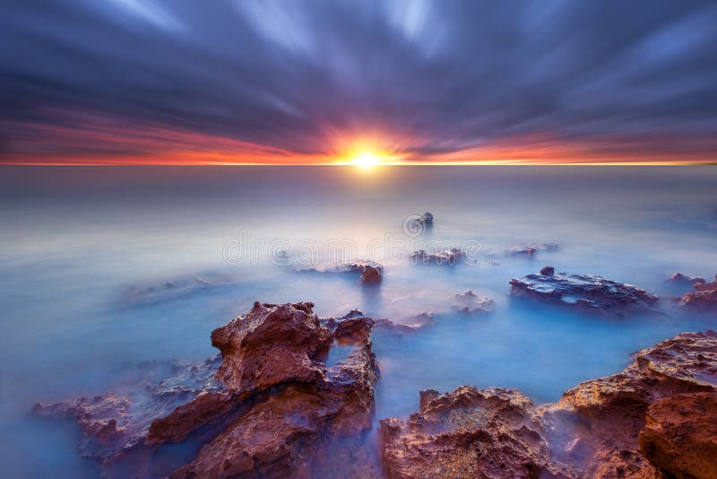 Rocas de la puesta del sol en la bahía imagenes de archivo Rocas de la puesta del sol en la bahía imagenes de archivo