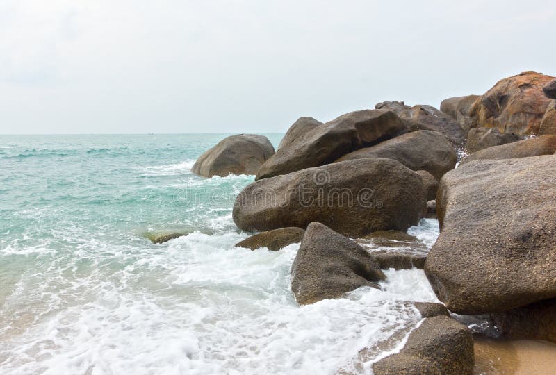 Rocas de piedra en la playa imagen de archivo libre de regalías Rocas de piedra en la playa imagen de archivo libre de regalías