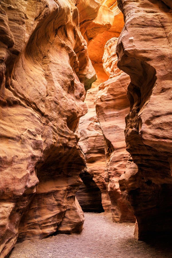 Rocas del barranco rojo cerca de la ciudad de Eilat, Israel imágenes de archivo libres de regalías Rocas del barranco rojo cerca de la ciudad de Eilat, Israel imágenes de archivo libres de regalías