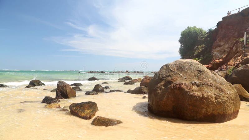 Rocas grandes en la playa arenosa hermosa en Sri Lanka