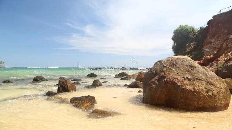 Rocas grandes en la playa arenosa hermosa en Sri Lanka