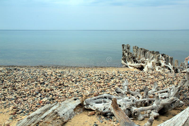 Rocas y driftwood en el superior de lago, Michigan fotografía de archivo Rocas y driftwood en el superior de lago, Michigan fotografía de archivo