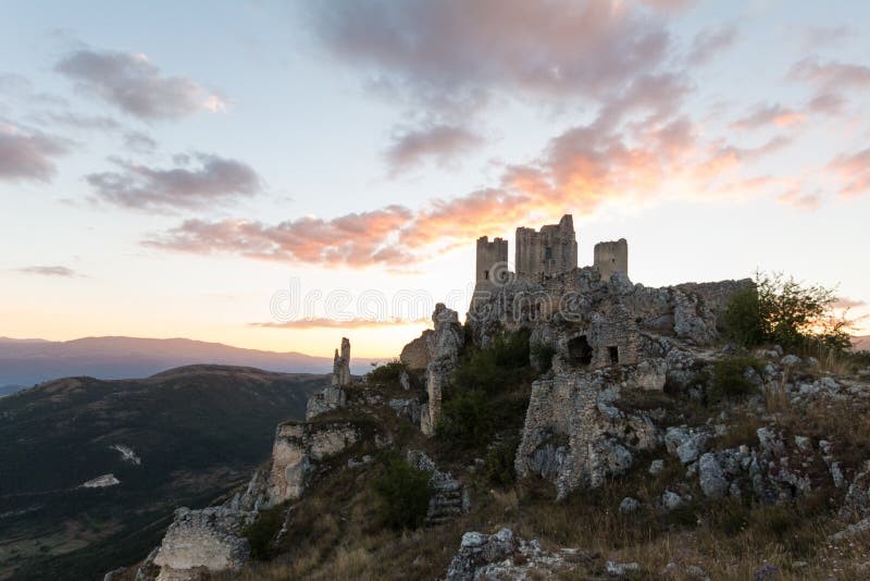 Rocca Calascio, Madame Hawk Fortress, en l'Abruzzo, L'Aquila, Italie images libres de droits Rocca Calascio, Madame Hawk Fortress, en l'Abruzzo, L'Aquila, Italie images libres de droits