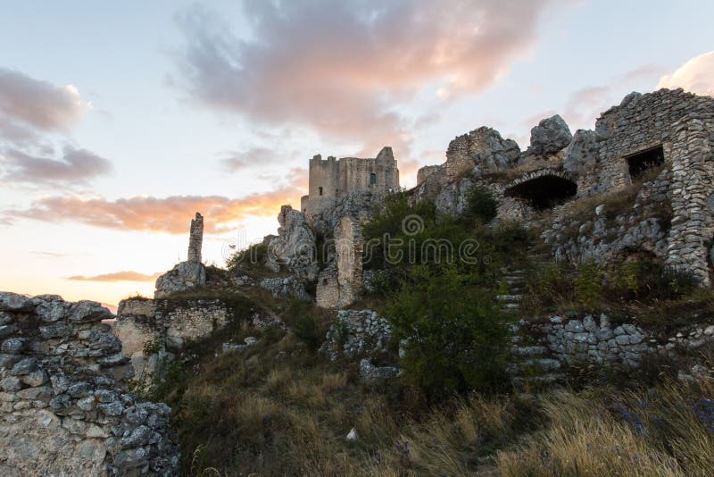 Rocca Calascio, Madame Hawk Fortress, en l'Abruzzo, L'Aquila, Italie photo libre de droits Rocca Calascio, Madame Hawk Fortress, en l'Abruzzo, L'Aquila, Italie photo libre de droits