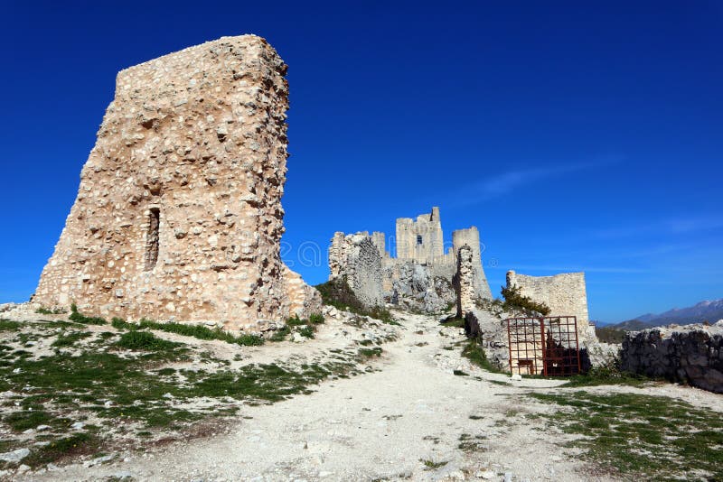 The Castle of Rocca Calascio, Mountaintop Medieval Fortress at 1512 ...