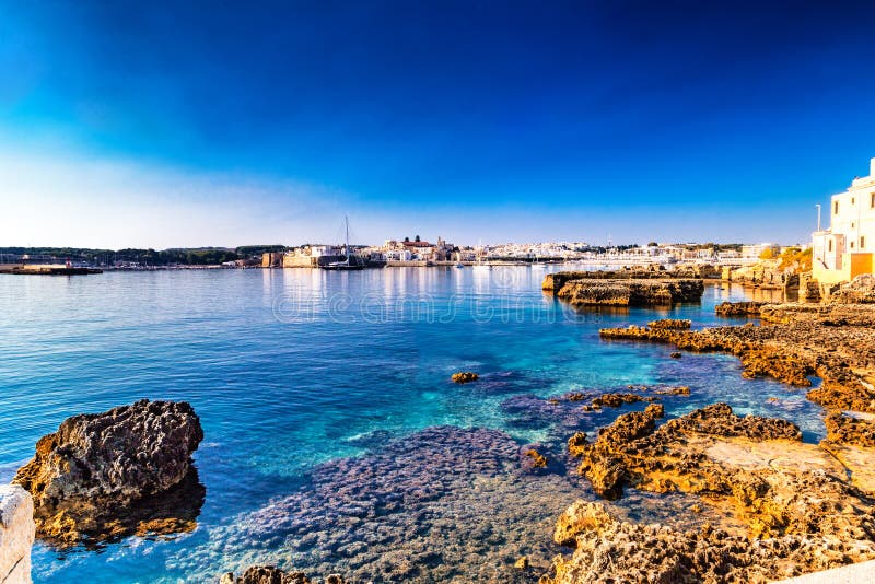 Rocce in chiare acque di mare in Italia fotografia stock libera da diritti Rocce in chiare acque di mare in Italia fotografia stock libera da diritti
