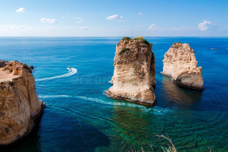 Rocce del piccione a Raouche a Beirut, Libano immagini stock libere da diritti Rocce del piccione a Raouche a Beirut, Libano immagini stock libere da diritti