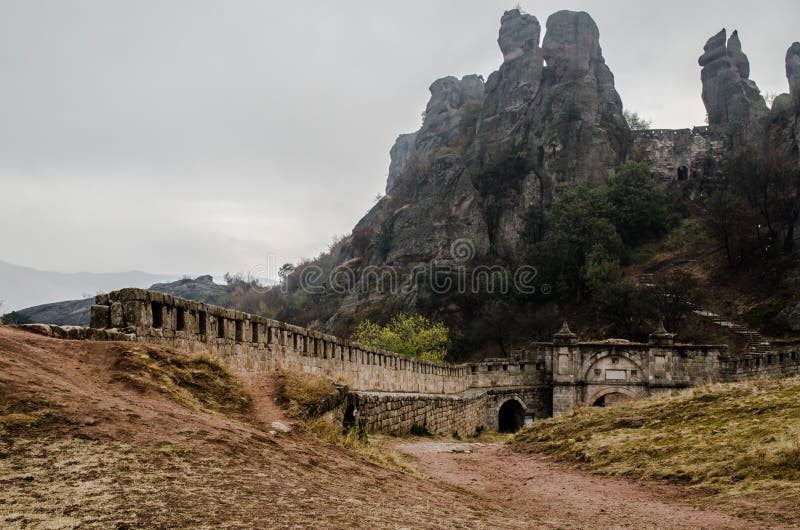 Rocce di Belogradchik nella nebbia immagine stock Rocce di Belogradchik nella nebbia immagine stock