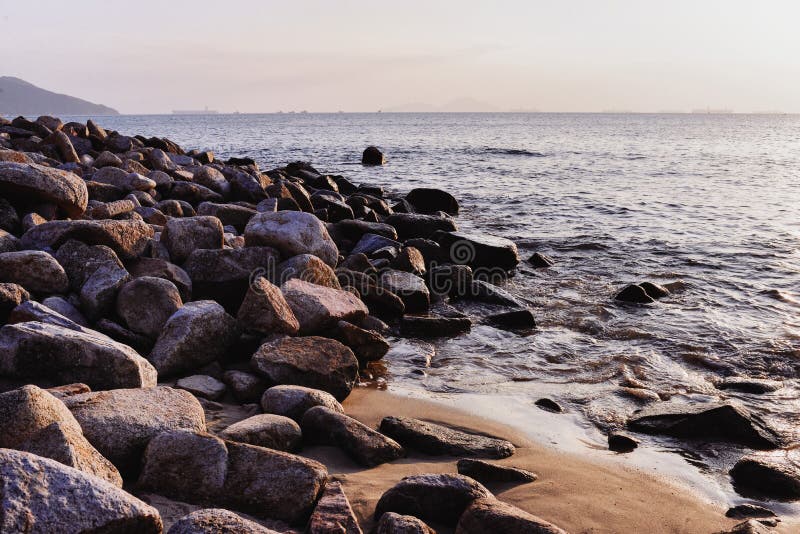 Rocce - Hung Shing Yeh Beach, un'escursione di un giorno all'isola di Lamma, Hong Kong immagine stock