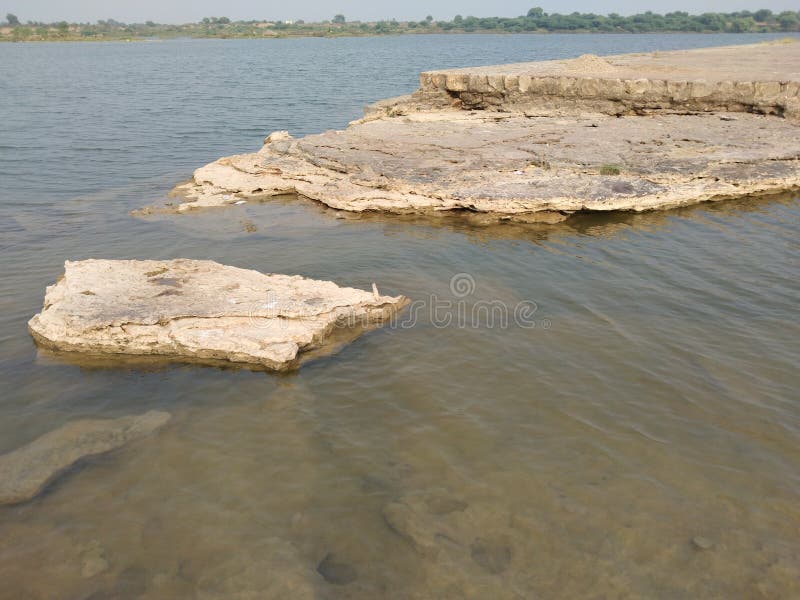Rocce nel fiume immagine del paesaggio naturale fotografia stock libera da diritti