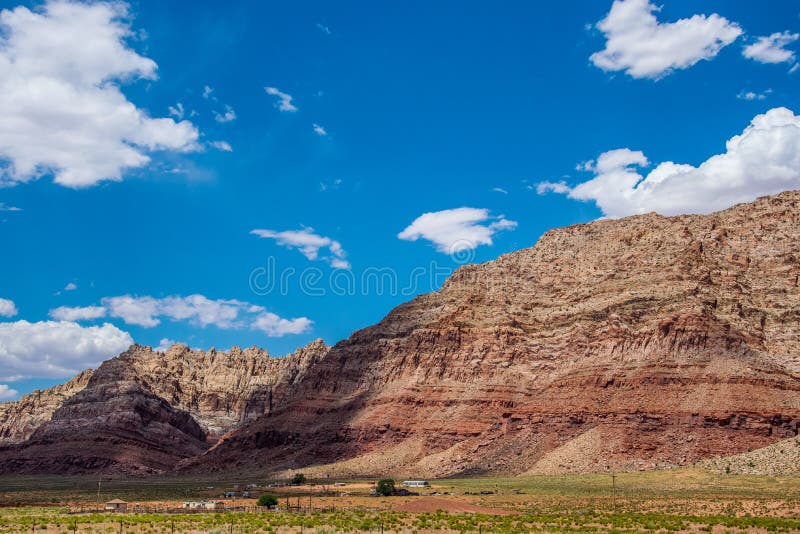 Rocce sceniche nel deserto dell'Arizona Viaggi attraverso le attrazioni naturali di U.S.A. fotografie stock libere da diritti Rocce sceniche nel deserto dell'Arizona Viaggi attraverso le attrazioni naturali di U.S.A. fotografie stock libere da diritti