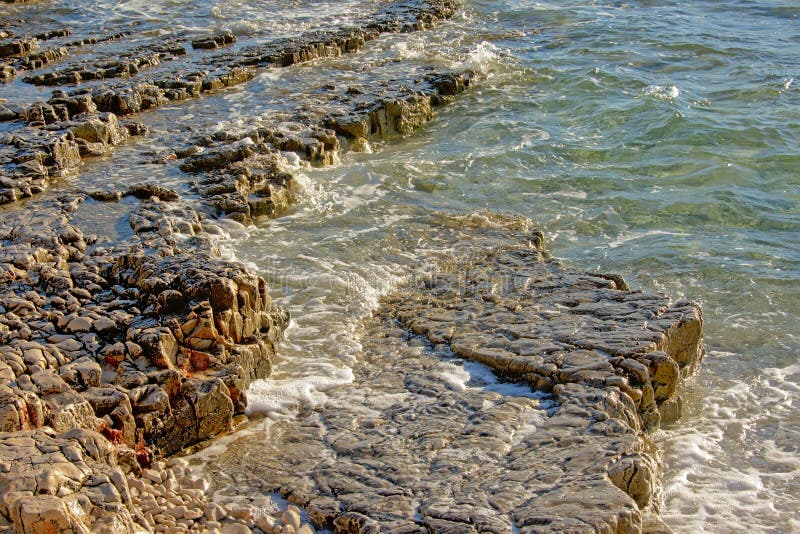 Rocce vulcaniche erose sulla costa del mare adriatico fotografie stock libere da diritti