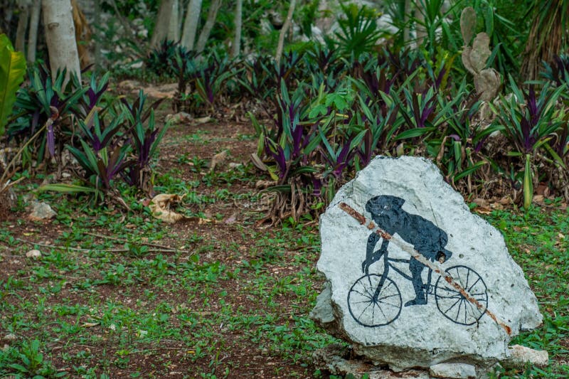 Roccia ristabilita, descrivente un giovane maya su una bicicletta, contenuta le rovine dell'area archeologica di Ek Balam fotografie stock Roccia ristabilita, descrivente un giovane maya su una bicicletta, contenuta le rovine dell'area archeologica di Ek Balam fotografie stock