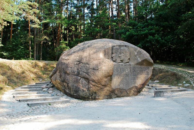 Roccia secondo più esteso nel distretto di Anyksciai della Lituania Puntukas fotografia stock Roccia secondo più esteso nel distretto di Anyksciai della Lituania Puntukas fotografia stock