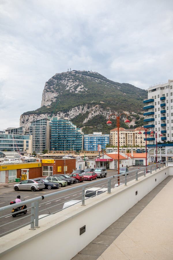 A rocha de Gibraltar vista do nível da rua fotografia de stock A rocha de Gibraltar vista do nível da rua fotografia de stock