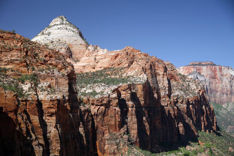 Rocha e vale em Zion National Park, Utá, EUA imagem de stock Rocha e vale em Zion National Park, Utá, EUA imagem de stock
