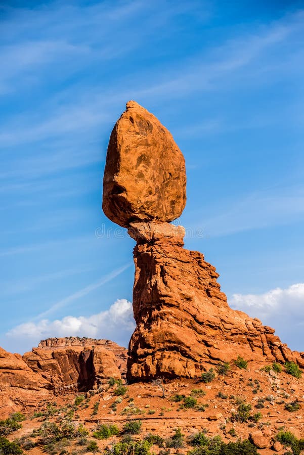 Rocha equilibrada no parque nacional dos arcos perto de Moab Utá no por do sol imagem de stock royalty free Rocha equilibrada no parque nacional dos arcos perto de Moab Utá no por do sol imagem de stock royalty free