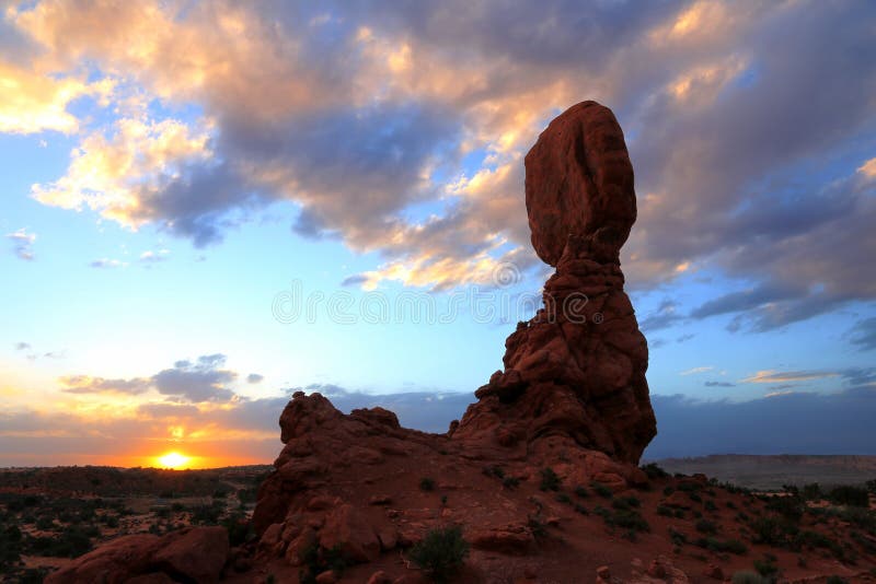 Rocha equilibrada no por do sol, arcos parque nacional, Utá, EUA foto de stock Rocha equilibrada no por do sol, arcos parque nacional, Utá, EUA foto de stock