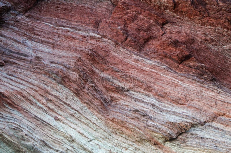 Rochas estratificadas numa falésia imagem de stock royalty free