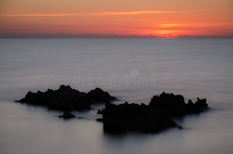 Rocha litoral no por do sol, Sardinia