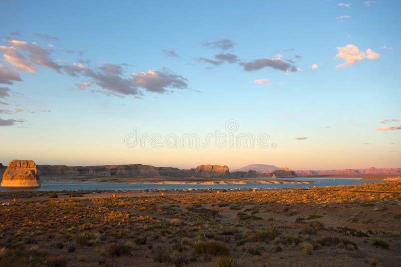 A rocha solitária famosa que incandesce no por do sol de um ponto de vista em Utá fotos de stock A rocha solitária famosa que incandesce no por do sol de um ponto de vista em Utá fotos de stock