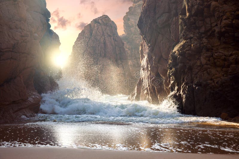 Rochas e ondas de oceano grandes no pôr do sol imagem de stock royalty free Rochas e ondas de oceano grandes no pôr do sol imagem de stock royalty free