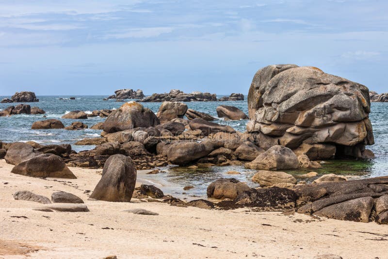 Rochas e pedras grandes no litoral em Brittany, França foto de stock Rochas e pedras grandes no litoral em Brittany, França foto de stock