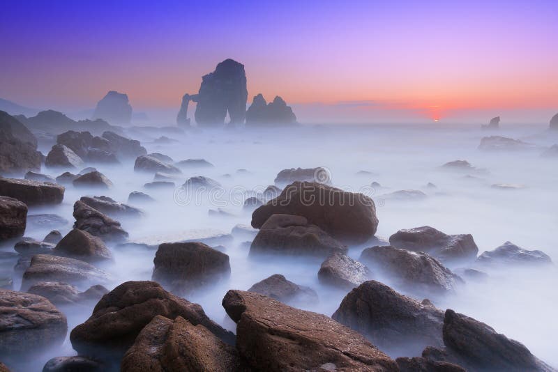 Rochas em San Juan de gaztelugatxe imagens de stock Rochas em San Juan de gaztelugatxe imagens de stock
