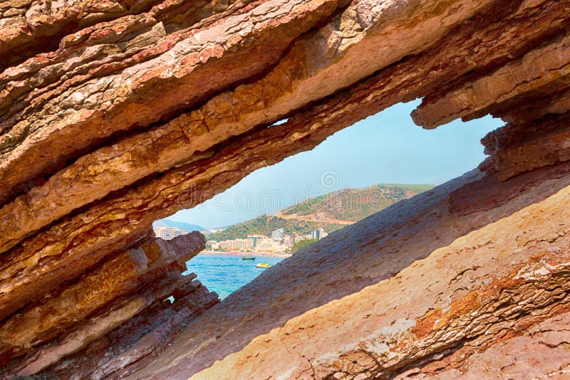 Rochas mergulhadas cênicos no mar fotos de stock royalty free