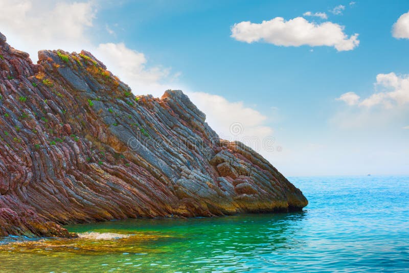 Rochas mergulhadas cênicos no mar foto de stock royalty free