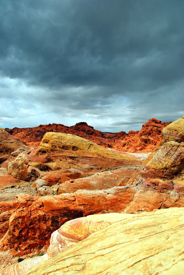 Rochas no deserto com céu tempestuoso imagem de stock