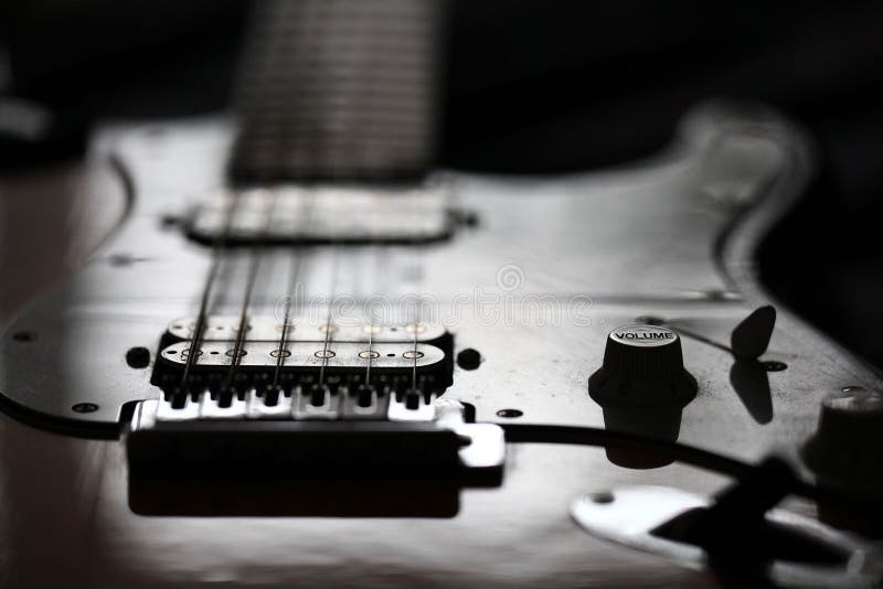 Roche de guitare électrique vingt-quatre heures sur vingt-quatre photo stock Roche de guitare électrique vingt-quatre heures sur vingt-quatre photo stock