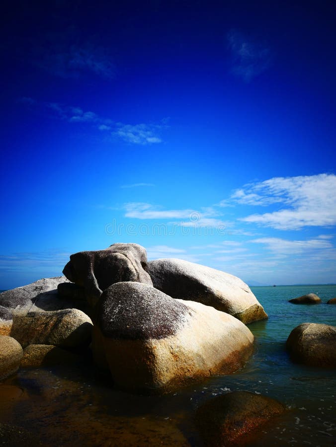 Roche, mer et ciel bleu - Penang, Malaisie photos libres de droits Roche, mer et ciel bleu - Penang, Malaisie photos libres de droits