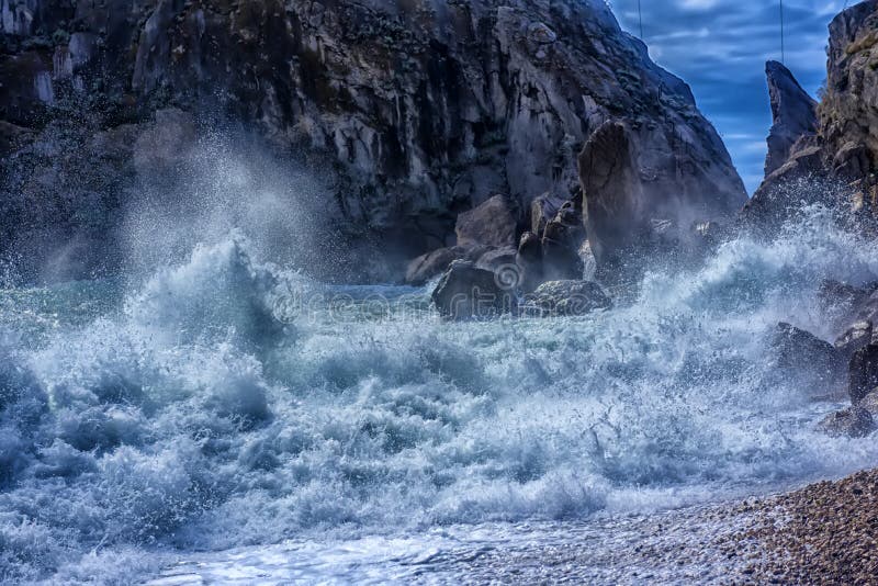 Rochers dans la mer et vagues photos stock