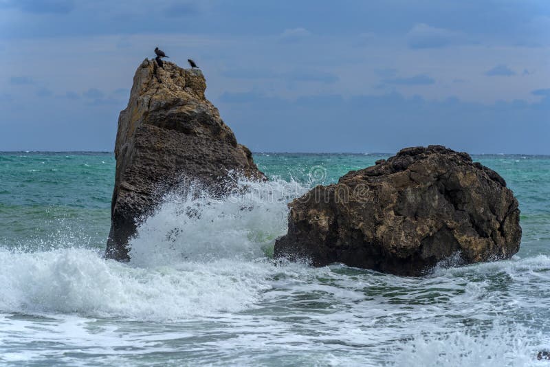 Rochers dans la mer et vagues photo libre de droits