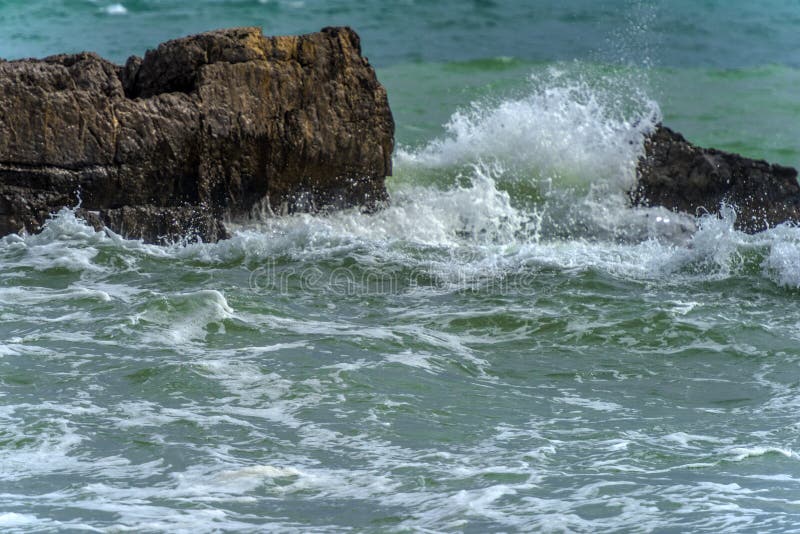 Rochers dans la mer et vagues image libre de droits