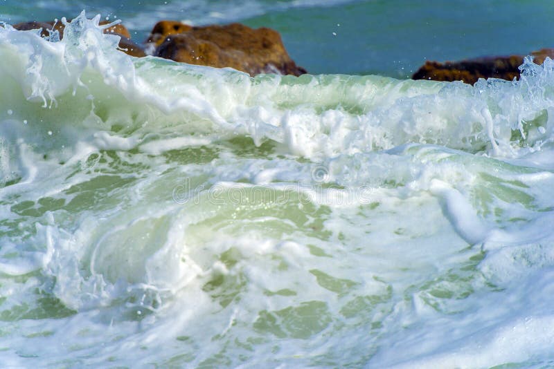 Rochers dans la mer et vagues images libres de droits
