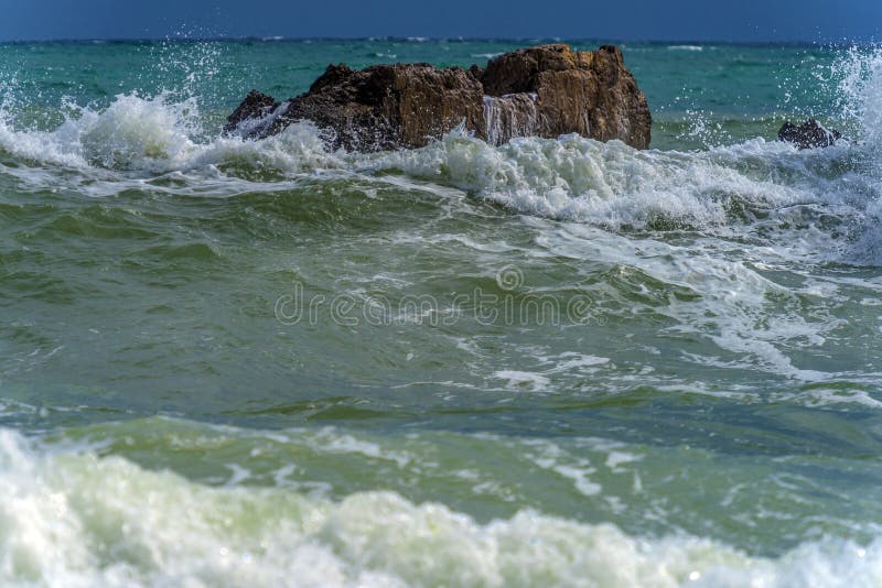 Rochers dans la mer et vagues photos libres de droits