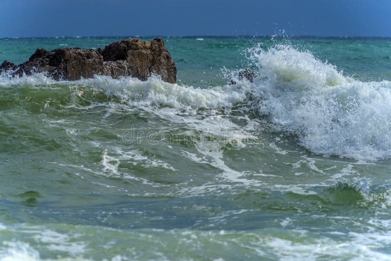 Rochers dans la mer et vagues images libres de droits