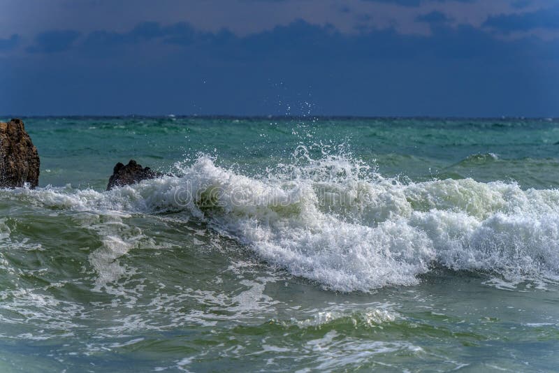 Rochers dans la mer et vagues images stock