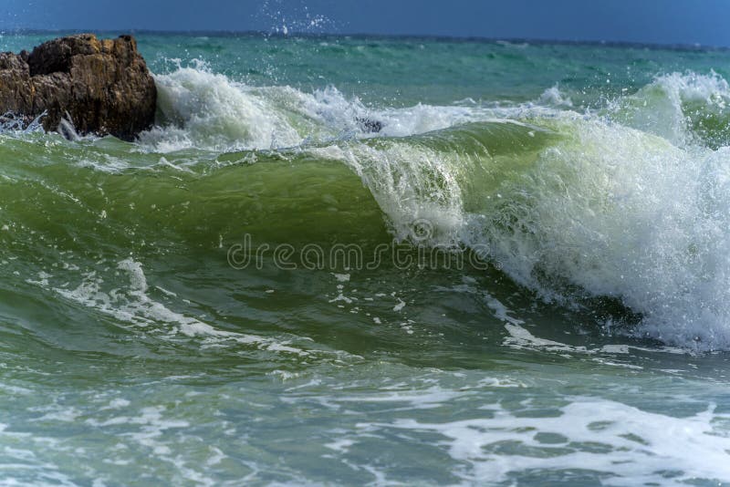 Rochers dans la mer et vagues photo stock