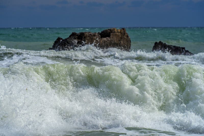 Rochers dans la mer et vagues images stock