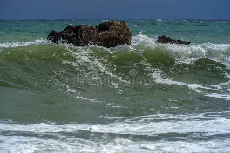Rochers dans la mer et vagues image stock