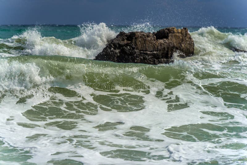 Rochers dans la mer et vagues image libre de droits