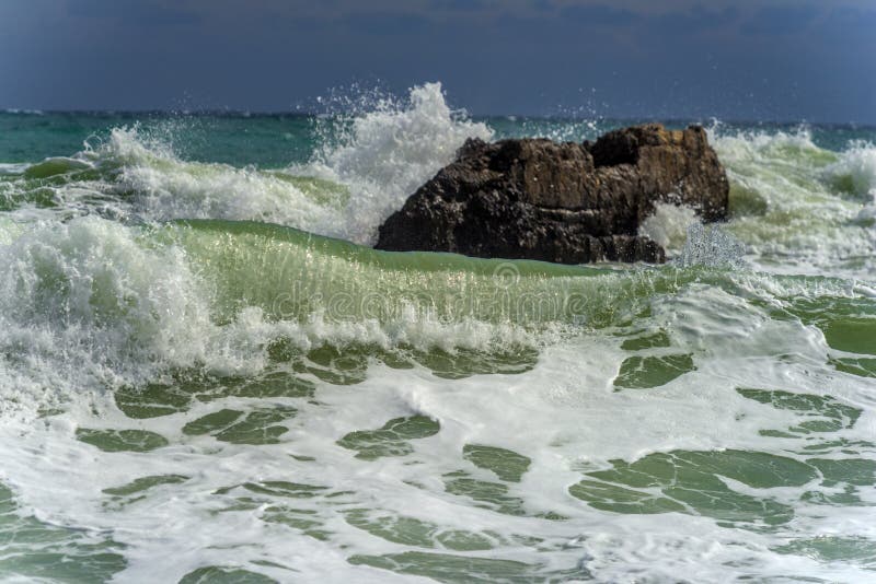 Rochers dans la mer et vagues images libres de droits