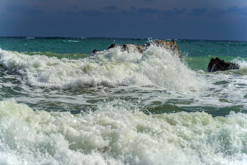 Rochers dans la mer et vagues photos stock