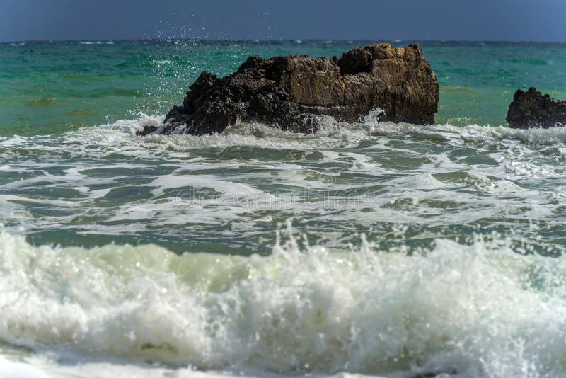 Rochers dans la mer et vagues image stock